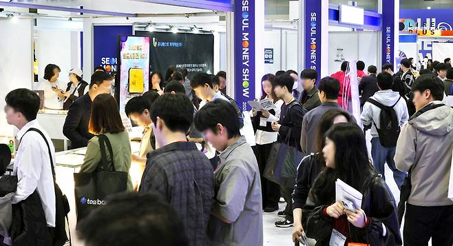 2025년 서울머니쇼가 열린 서울 강남구 삼성동 코엑스 행사장이 방문객들로 북적이고 있다.  매경DB