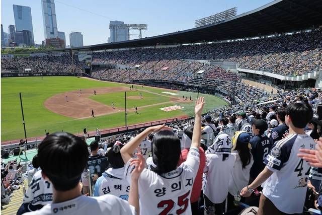 어린이날인 5일  KBO 프로야구 두산 베어스와 LG 트윈스의 경기가 열린 서울 잠실야구장에서 관중들이 응원을 하고 있다. 사진=연합뉴스