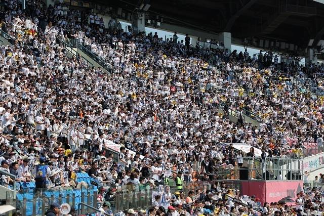 어린이날인 5일  KBO 프로야구 두산 베어스와 LG 트윈스의 경기가 열린 서울 잠실야구장에서 관중들이 응원을 하고 있다. 사진=연합뉴스