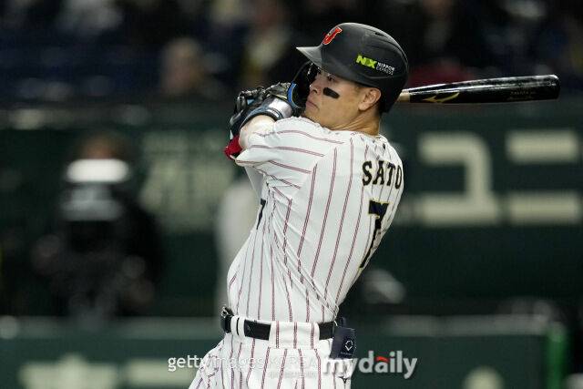 사토 테루아키가 3월 10일 WBC 조별리그 일본-체코전에서 스윙하고 있다./게티이미지코리아