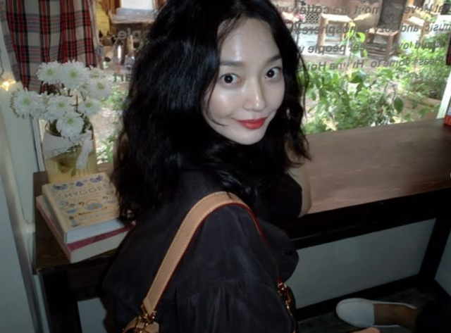 신민아는 지난 3일 개인 SNS 계정에 튤립과 하트 이모지를 덧붙이며 근황이 담긴 사진 여러 장을 업로드했다. /신민아 소셜미디어