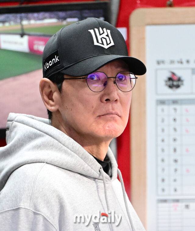 2026년 4월 30일 오후 경기도 수원KT위즈파크에서 열린 '2026 신한 SOL KBO리그' LG 트윈스와 KT 위즈의 경기. KT 이강철 감독이 지켜보고 있다./마이데일리