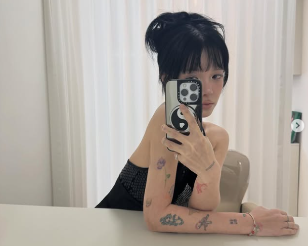 지민은 최근 자신의 SNS를 통해 하트 이모티콘과 함께 거울 셀카를 게재하며 독보적인 비주얼을 과시했다./지민 소셜미디어