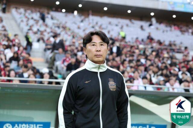 김기동 FC서울 감독이 5일 오후 7시 서울월드컵경기장에서 펼쳐진 FC안양과의 ‘하나은행 K리그1 2026’ 12라운드를 지켜보고 있다./한국프로축구연맹 제공