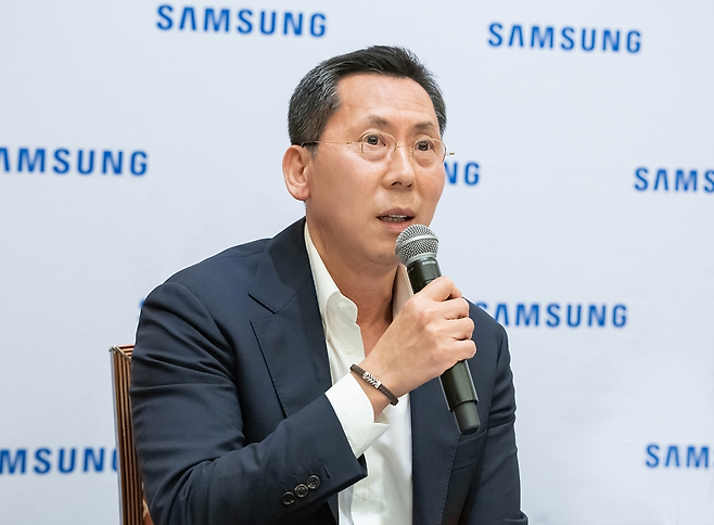 미국 라스베이거스 CES 2025 현장에서 이원진 당시 삼성전자 글로벌마케팅실장(사장)이 기자 질문에 답변을 하는 모습 [삼성전자 제공]