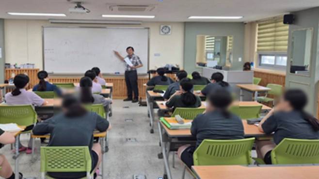 청주소년원에서 소년원 학생들이 검정고시 수업을 듣고 있다. [법무부 제공]