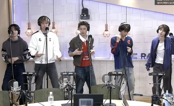 MBC FM4U ‘정오의 희망곡 김신영입니다’