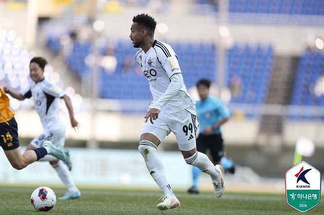 [서울=뉴시스]K리그1 전북과 광주의 경기 모습. (사진=한국프로축구연맹 제공)
