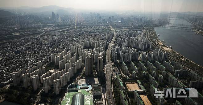 [서울=뉴시스] 서울 송파구 롯데월드타워 전망대 서울스카이에서 도심 아파트가 보이고 있다. photo@newsis.com