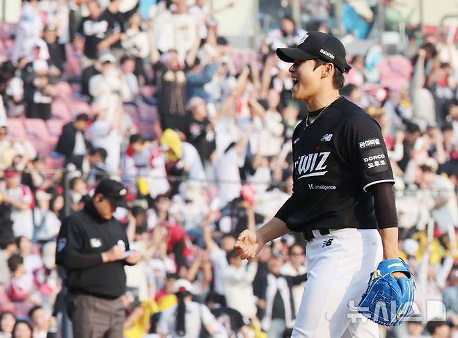 [서울=뉴시스] 박주성 기자 =  29일 오후 서울 송파구 잠실야구장에서 열린 2026 신한 SOL KBO리그 KT 위즈와 LG 트윈스의 경기, 9회말 KT 마무리 박영현이 경기를 승리 한 후 환호하고 있다. 2026.03.29. park7691@newsis.com