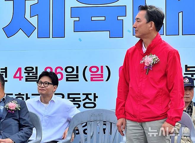 [부산=뉴시스] 원동화 기자 = 26일 오전 부산 북구 구포초 제42회 총동창회 한마음 체육대회 개막식에 참석한 한동훈 전 국민의힘 대표(왼쪽)와 박민식 전 국가보훈부 장관. 2026.04.26. dhwon@newsis.ocm