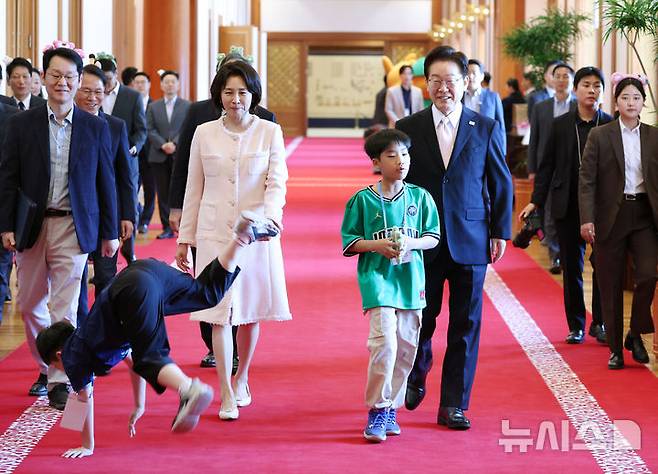 [서울=뉴시스] 최동준 기자 = 이재명 대통령과 김혜경 여사가 5일 청와대에서 열린 '2026년 제104회 어린이날 청와대 초청행사'에서 어린이들과 국무회의가 열리는 세종실로 향하고 있다. 2026.05.05. photocdj@newsis.com