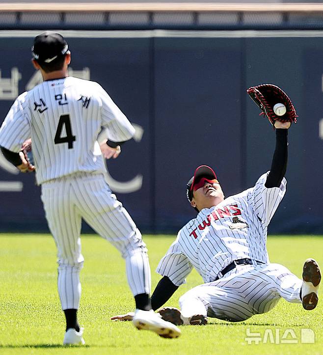 [서울=뉴시스] 최진석 기자 = 5일 서울 송파구 잠실야구장에서 열린 2026 KBO리그 두산 베어스와 LG 트윈스의 경기, 1회초 1사 2루상황 LG 1루수 문보경이 두산 박준순의 플라이 타구를 잡아내고 있다. 2026.05.05. myjs@newsis.com