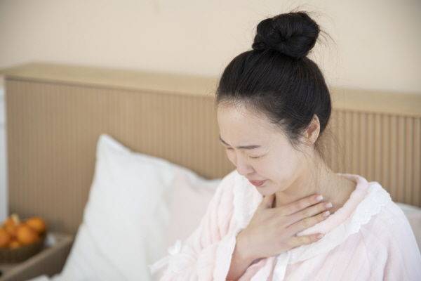 [서울=뉴시스] 두경부암은 두개저부터 상부 식도까지 이르는 넓은 영역에서 발생하는 암으로, 뇌와 안구를 제외한 구강(혀), 비부비동(코), 침샘, 인두(편도), 후두 등 30여 개 부위에서 발생하는 악성종양을 통칭한다. (사진=유토이미지 제공)  *재판매 및 DB 금지