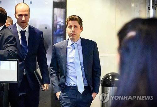 샘 올트먼 오픈AI 최고경영자(CEO·가운데)와 그레그 브록먼 사장이 미국 캘리포니아 북부연방지법 오클랜드지원에서 열리는 재판에 출석하고 있다. [AFP=연합뉴스 자료사진]