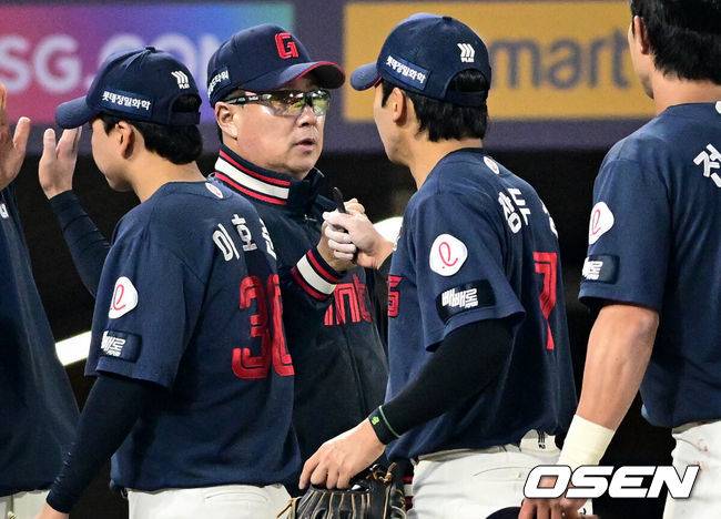 [OSEN=인천, 조은정 기자]프로야구 롯데 자이언츠가 먼저 웃었다.롯데는 1일 인천SSG랜더스필드에서 열린2026 신한 SOL KBO리그 SSG 랜더스와 원정 경기에서 연장 10회 승부 끝에 10-7 승리를 거뒀다.&nbsp;롯데 김태형 감독이 장두성과 승리를 기뻐하고 있다. 2026.05.01 /cej@osen.co.kr