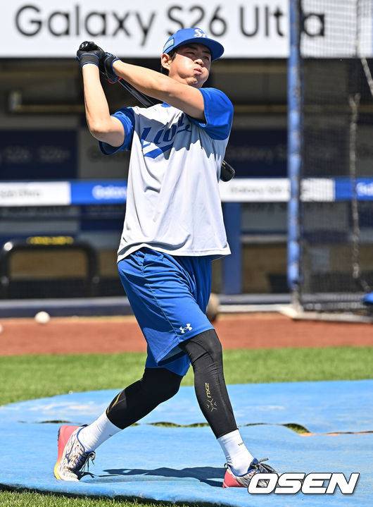 [OSEN=대구, 이석우 기자] 5일 대구삼성라이온즈파크에서 2026 신한 SOL KBO 리그 삼성 라이온즈와 키움 히어로즈의 경기가 열린다. 홈팀 삼성은 오러클린이, 방문팀 키움은 오석주가 선발 출전한다. 삼성 라이온즈 구자욱이 부상 회복 후 훈련을 하고 있다. 2026.05.05 / foto0307@osen.co.kr