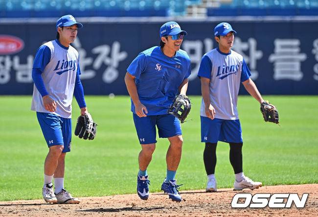 [OSEN=대구, 이석우 기자] 5일 대구삼성라이온즈파크에서 2026 신한 SOL KBO 리그 삼성 라이온즈와 키움 히어로즈의 경기가 열린다. 홈팀 삼성은 오러클린이, 방문팀 키움은 오석주가 선발 출전한다. 삼성 라이온즈 심재훈, 이재현, 양우현이 훈련을 하고 있다. 2026.05.05 / foto0307@osen.co.kr