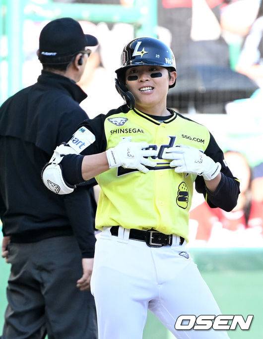 [OSEN=인천, 이대선 기자] 5일 인천 SSG랜더스필드에서 2026 신한 SOL KBO리그 SSG 랜더스와 NC 다이노스의 경기가 열렸다.이날 SSG은 최민준, 두산 NC는 신영우를 선발로 내세웠다.9회말 2사 3루에서 SSG 정준재가 적시타를 치고 환호하고 있다. 2026.05.05 /sunday@osen.co.kr