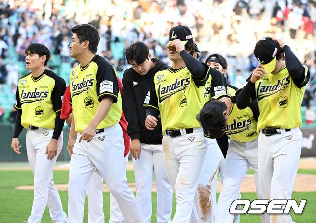 [OSEN=인천, 이대선 기자] 프로야구 SSG 랜더스와 NC 다이노스가 연장 11회까지 가는 혈투 끝에 무승부를 거뒀다.SSG와 NC는 5일 인천 SSG랜더스필드에서 열린 ‘2026 신한은행 SOL Bank KBO리그’ 팀간 3차전에서 7-7 무승부를 기록했다. SSG랜더스필드에서 열린 마지막 어린이날 경기는 4시간22분간 혈투가 벌어졌지만 결국 승부를 가릴 수 없었다.경기 종료 후 SSG 선수들이 관중석을 향해 인사를 하고 있다. 2026.05.05 /sunday@osen.co.kr