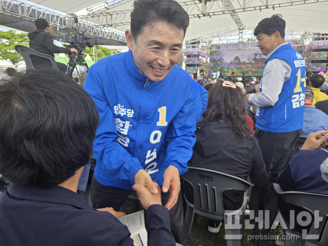 ▲이남오 민주당 후보가 48회를 맞은 함평군민의날 기념식장을 찾아 군민들과 악수를 나누며 인사하고 있다.2026.5.04ⓒ프레시안(강병석)
