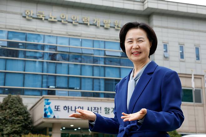 김수영 한국노인인력개발원장이 지난달 27일 고양 일산동구 한국노인인력개발원에서 초고령사회에 노인일자리가 갖는 의미를 언급하며 “인구구조 변화에 대응하는 인구정책으로 ‘복지비용’이 아닌 ‘사회적 투자’”라고 밝히고 있다.유희태 기자