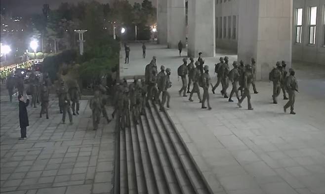 ‘12·3 비상계엄’ 당시 계엄군이 국회 본회의장으로 진입하기 위해 본관 앞 계단을 오르는 모습. 국회 제공