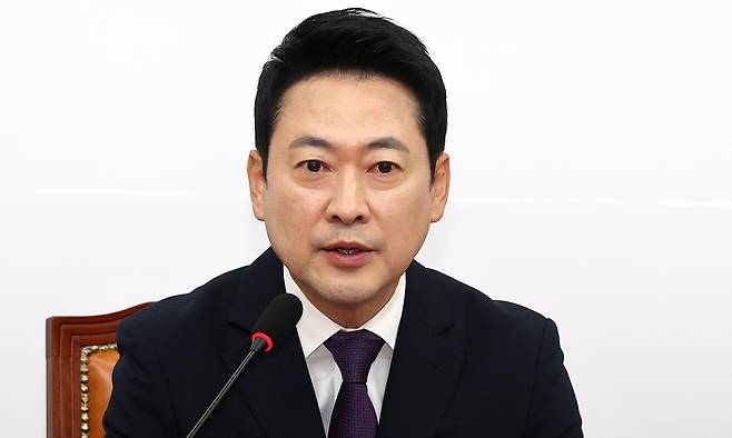 장동혁 국민의힘 대표가 5일 서울 여의도 국회에서 열린 기자간담회에서 모두발언을 하고 있다. 뉴스1