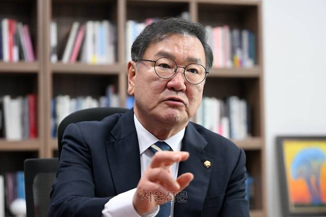 22대 후반기 국회의장 선거에 도전하는 김태년 더불어민주당 의원은 5일 국회의원회관에서 진행된 서울신문과의 인터뷰에서 “상임위원회의 고의 지연을 막고 국가적 과제인 개헌을 현실로 만들겠다”고 밝혔다. 홍윤기 기자