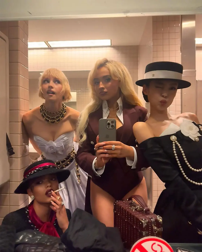2025년 멧 갈라 화장실 거울 셀카. SNS.