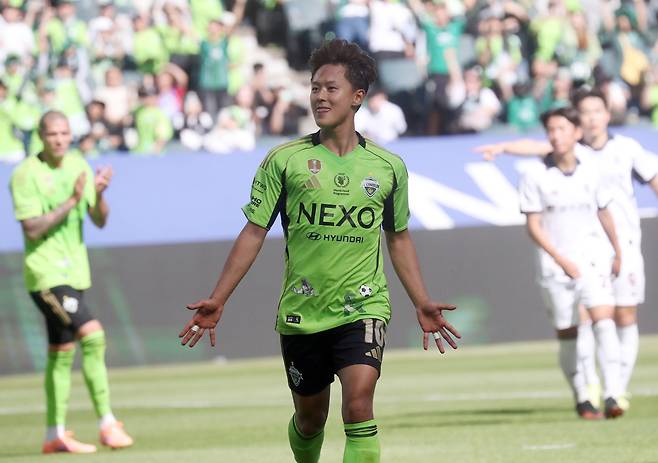 5일 전주월드켭경기장에서 열린 하나은행 K리그1 광주FC-전북현대 전에서 전북 이승우가 골을 넣고 기뻐하고 있다 . 연합뉴스