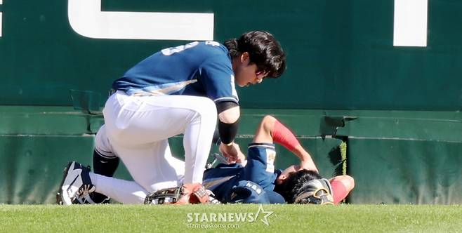랜더스 4번타자 에레디아가 5월 5일 인천SSG랜더스필드에서 열리는 2026KBO리그 SSG랜더스와 NC다이노스 경기 8회말  1사 만루에서 2타점 2루타로 출루했다.    이를 잡기위해 수비하던 다이노스 중견수 최정원이 부상을 입고 그라운드에 누워있다. 최정원은 긴급히 앰뷸런스를 타고 병원으로 호송됐다.  2026.05.05. /사진=강영조 cameratalks@