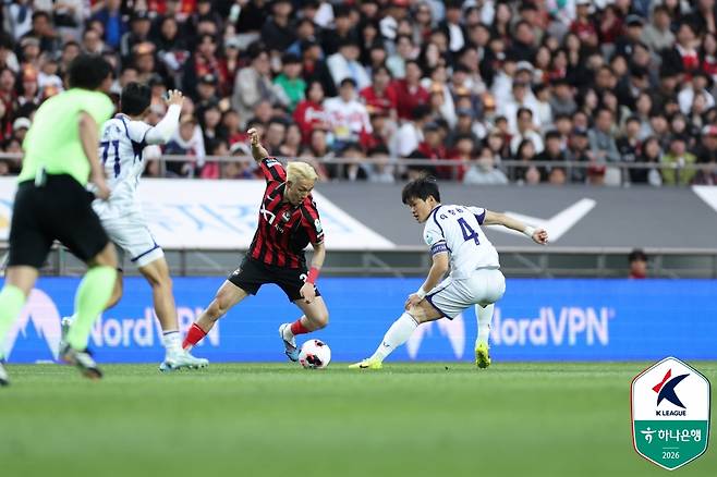 송민규(왼쪽)와 이창용. /사진=한국프로축구연맹 제공