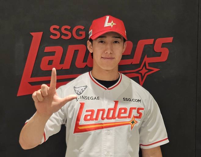 SSG 랜더스가 5일 인천SSG랜더스필드에서 열리는 2026 신한 SOL KBO리그 NC 다이노스와의 홈경기를 앞두고 부상 대체 외국인 선수 제도를 활용해 화이트의 대체 외국인 선수로 일본 독립리그 군마 다이아몬드 페가수스 소속의 히라모토 긴지로를 영입했다고 밝혔다. SSG 랜더스