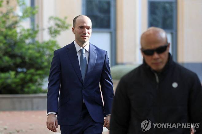 재판 출석하는 그레그 브록먼 오픈AI 사장 그레그 브록먼 오픈AI 사장이 4일(현지시간) 일론 머스크 테슬라 최고경영자(CEO)가 제기한 소송에 출석하기 위해 미국 캘리포니아 북부연방지법 오클랜드지원에 도착하고 있다. [로이터=연합뉴스. 재판매 및 DB 금지]