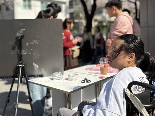 지난 4월 5일 양재천 일일 카페에 참석한 전온유양 [전시안군 어머니 김은혜씨 제공. 재판매 및 DB 금지]