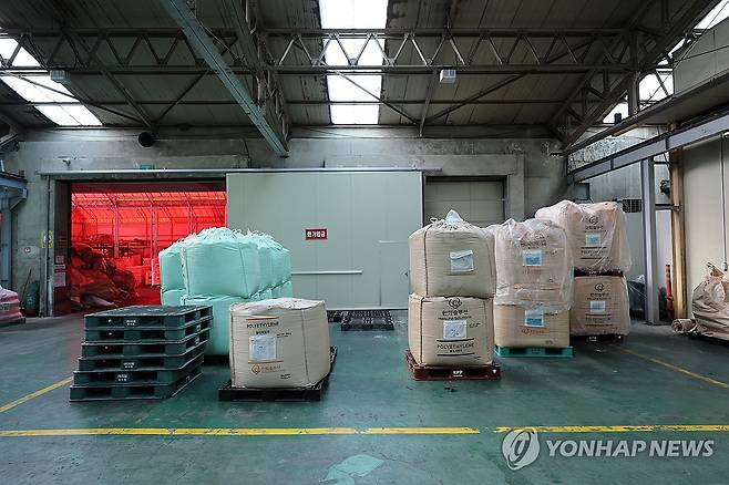 지난 3월 24일 경기 안산시의 한 플라스틱 필름 제조 공장 내 폴리에틸렌 등 원료가 쌓여 있어야 할 원료창고가 듬성듬성 비어있다. [연합뉴스 자료사진]