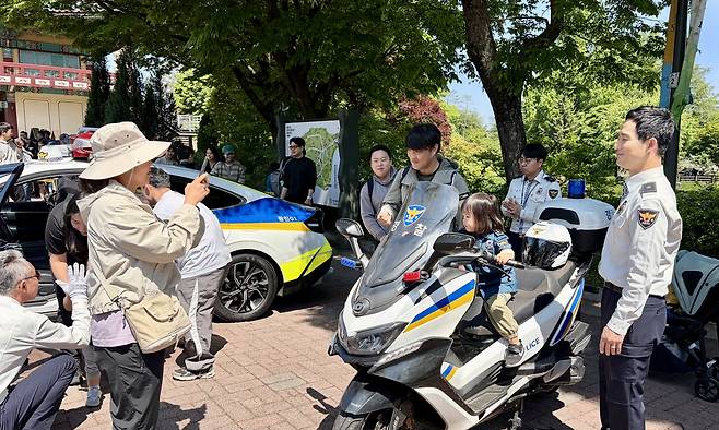 순찰 오토바이 탑승 체험하는 어린이 [촬영 한지은]
