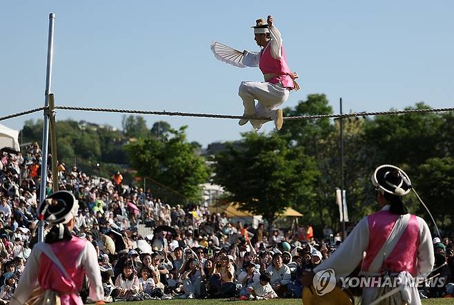 이것이 K-서커스 (서울=연합뉴스) 신준희 기자 = 어린이날을 앞둔 4일 노들섬에서 열린 서울서커스페스티벌에서 줄타기 공연이 한창이다.  2026.5.4 hama@yna.co.kr