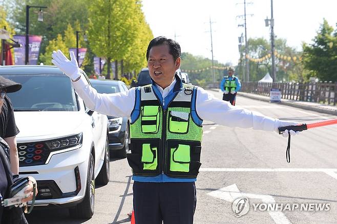 연천 구석기 축제 찾은 정청래 대표 (연천=연합뉴스) 임병식 기자 = 더불어민주당 정청래 대표가 5일 오전 구석기 축제가 열리고 있는 경기도 연천군 선사유적지에서  교통정리 현장 체험을 하고 있다. 2026.5.5 andphotodo@yna.co.kr