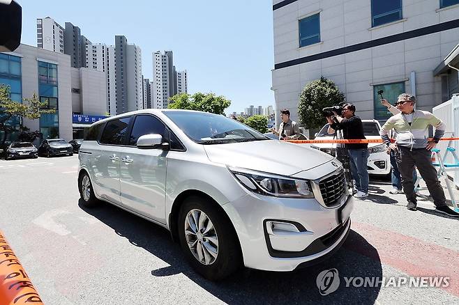 광주 광산경찰서로 호송되는 살인 혐의 피의자 (광주=연합뉴스) 정다움 기자 = 5일 오후 광주 광산경찰서에서 살인 혐의 등으로 긴급 체포된 20대 피의자 장모 씨를 태운 경찰 호송차가 이동하고 있다. 
    장씨는 이날 오전 광주 광산구 월계동 한 도로에서 흉기를 찔러 여고생을 살해하고 또래 남고생에게도 흉기를 휘두른 혐의를 받고 있다. 2026.5.5 daum@yna.co.kr