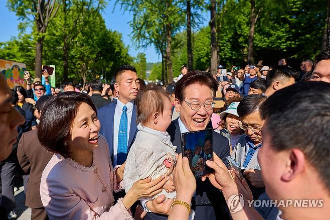 이재명 대통령 부부, 어린이대공원 깜짝 방문 (서울=연합뉴스) 이재명 대통령과 김혜경 여사가 5일 서울 광진구 어린이대공원을 방문해 한 어린이를 품에 안고 기념촬영을 하고 있다. 2026.5.5 [청와대 제공. 재판매 및 DB 금지] photo@yna.co.kr