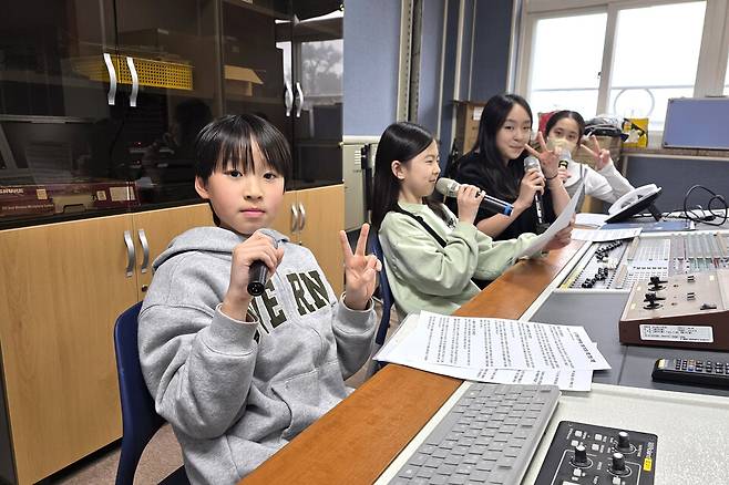▲ 입북초등학교 '책과 함께하는 입북 라디오' 활동 모습./사진제공=입북초등학교
