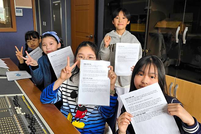▲ 입북초등학교 '책과 함께하는 입북 라디오' 활동 모습./사진제공=입북초등학교