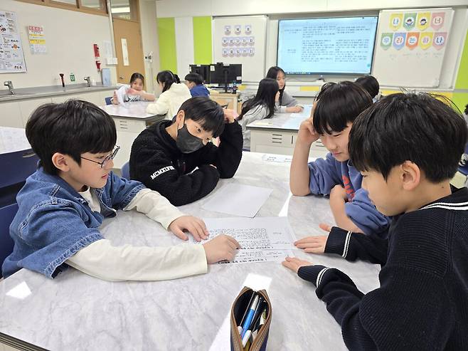 ▲&nbsp;입북초등학교&nbsp;&nbsp;'책과 함께하는 입북 라디오' 활동 모습. /사진제공=입북초등학교