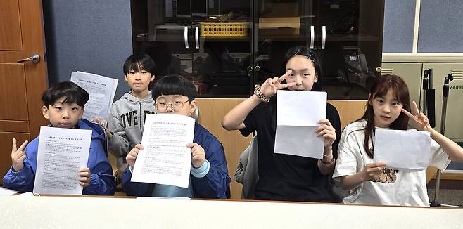 ▲ 입북초등학교 '책과 함께하는 입북 라디오' 활동 모습./사진제공=입북초등학교