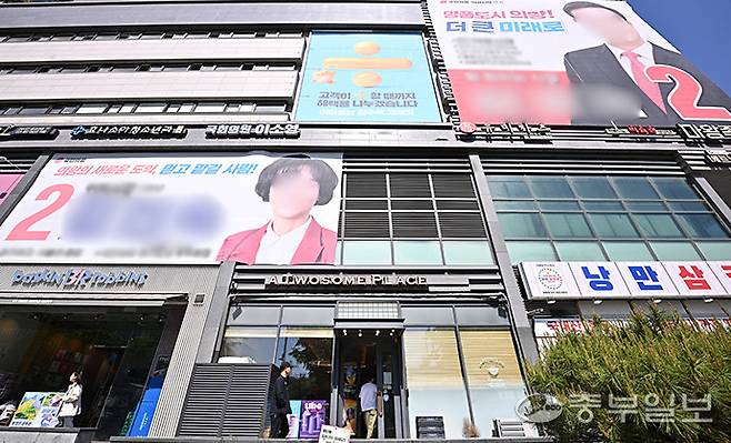 제9회 전국동시지방선거(6월 3일) 출마에 도전했다가 공천에서 탈락한 경기도 내 예비후보들이 중앙선거관리위원회 누리집을 비롯한 현수막 등에서 '예비후보' 신분을 유지하며 유권자의 혼란을 부추긴단 지적이 나오는 가운데 5일 오후 선거사무소 명당으로 알려진 의왕시 서해그랑블 건물 외벽에 A정당 의왕시장 공천에서 탈락한 예비후보의 현수막과 공천을 받은 후보의 현수막이 동시에 게시돼 있다. 김경민기자