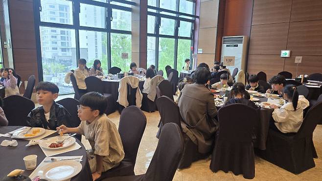 호텔ICC(대표 김은주)는 이날 어린이들에게 정성껏 준비한 점심을 제공했다.           사진=대전사랑메세나 제공