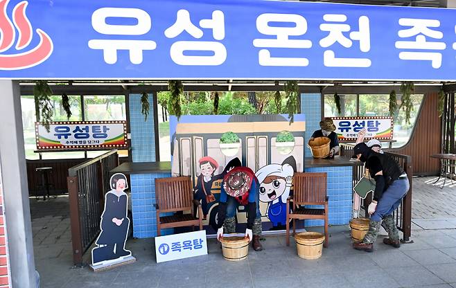 유성온천 문화축제와 봄꽃 전시회를 이틀 앞둔 6일 대전 유성구 유림공원에서 관계자들이 축제와 전시 준비를 하며 분주히 움직이고 있다. 김주형 기자 kjh2667_@cctoday.co.kr