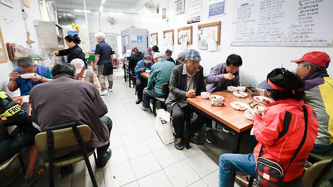 6일 광주광역시 동구 대인시장 1000원 백반집 '해 뜨는 식당'에서 손님들이 점심식사를 하고 있다. 판영석 기자